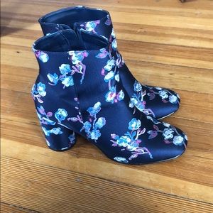 Pattern satin heeled boots urban outfitters size 9